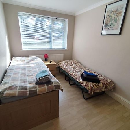 2 Bed Flat Near Station With Parking&Comgarden Leilighet Sutton  Eksteriør bilde