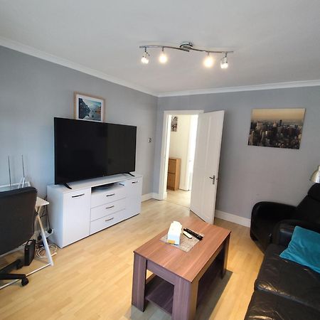 2 Bed Flat Near Station With Parking&Comgarden Leilighet Sutton  Eksteriør bilde