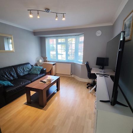 2 Bed Flat Near Station With Parking&Comgarden Leilighet Sutton  Eksteriør bilde