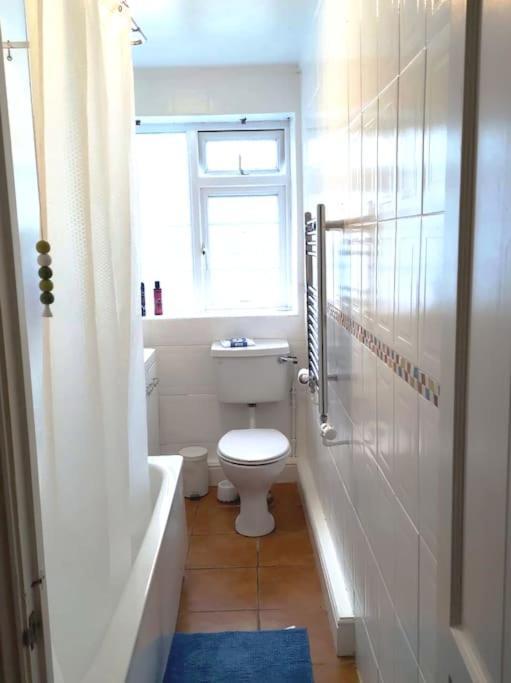 2 Bed Flat Near Station With Parking&Comgarden Leilighet Sutton  Eksteriør bilde