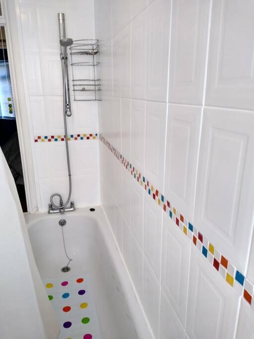 2 Bed Flat Near Station With Parking&Comgarden Leilighet Sutton  Eksteriør bilde