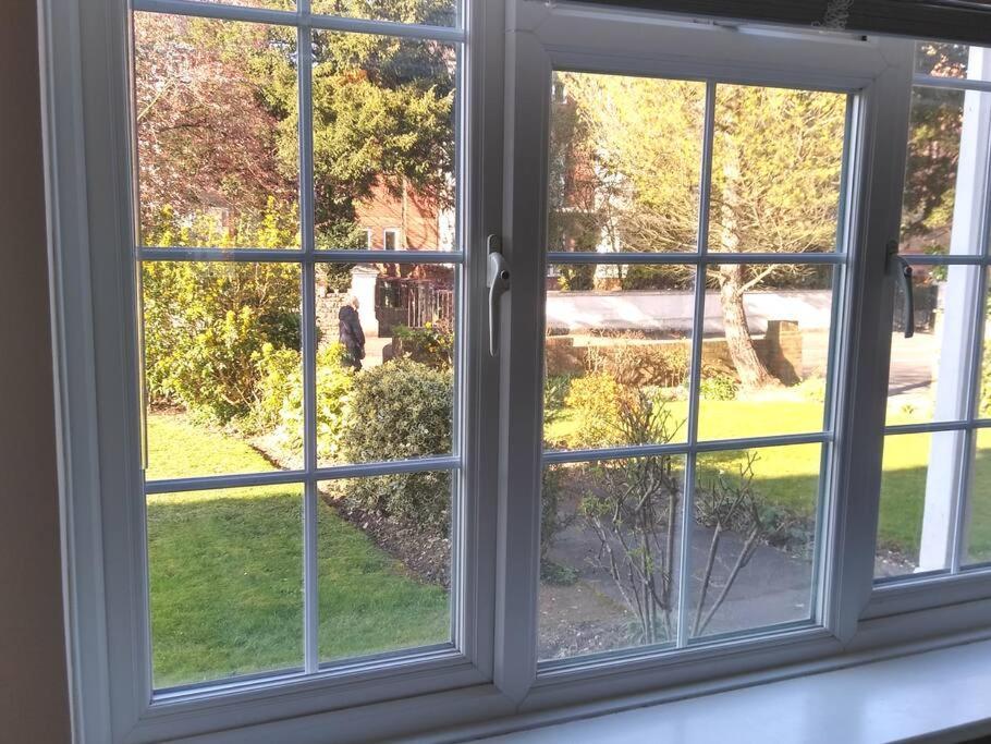 2 Bed Flat Near Station With Parking&Comgarden Leilighet Sutton  Eksteriør bilde