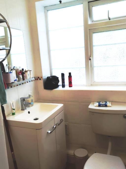 2 Bed Flat Near Station With Parking&Comgarden Leilighet Sutton  Eksteriør bilde