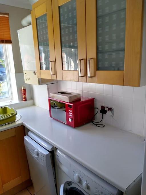 2 Bed Flat Near Station With Parking&Comgarden Leilighet Sutton  Eksteriør bilde
