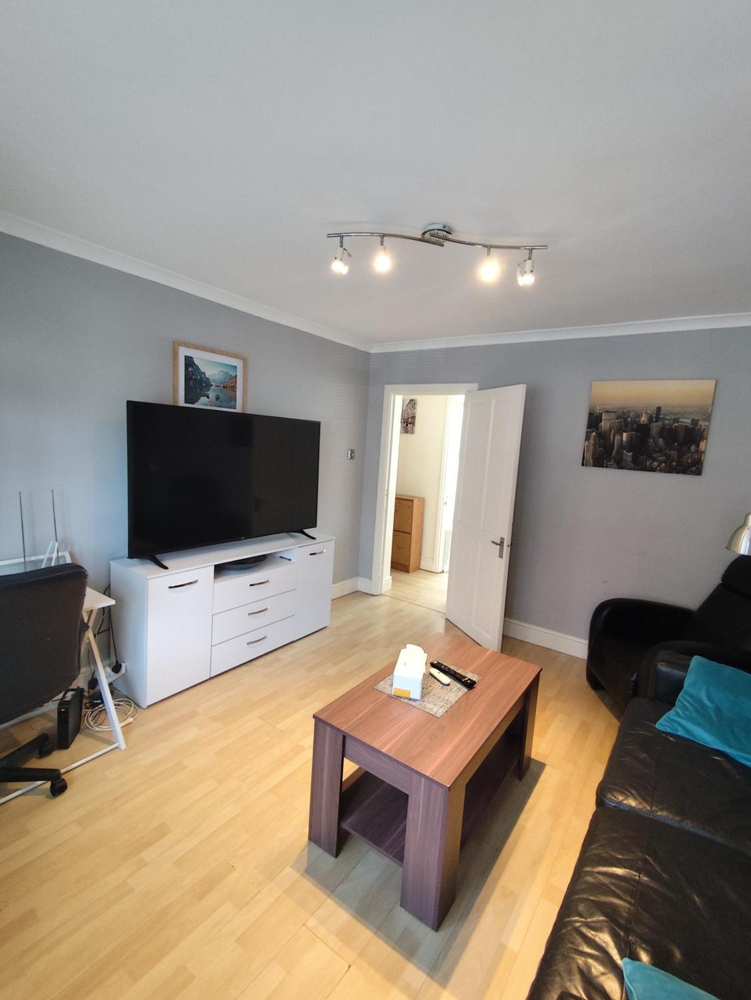 2 Bed Flat Near Station With Parking&Comgarden Leilighet Sutton  Eksteriør bilde