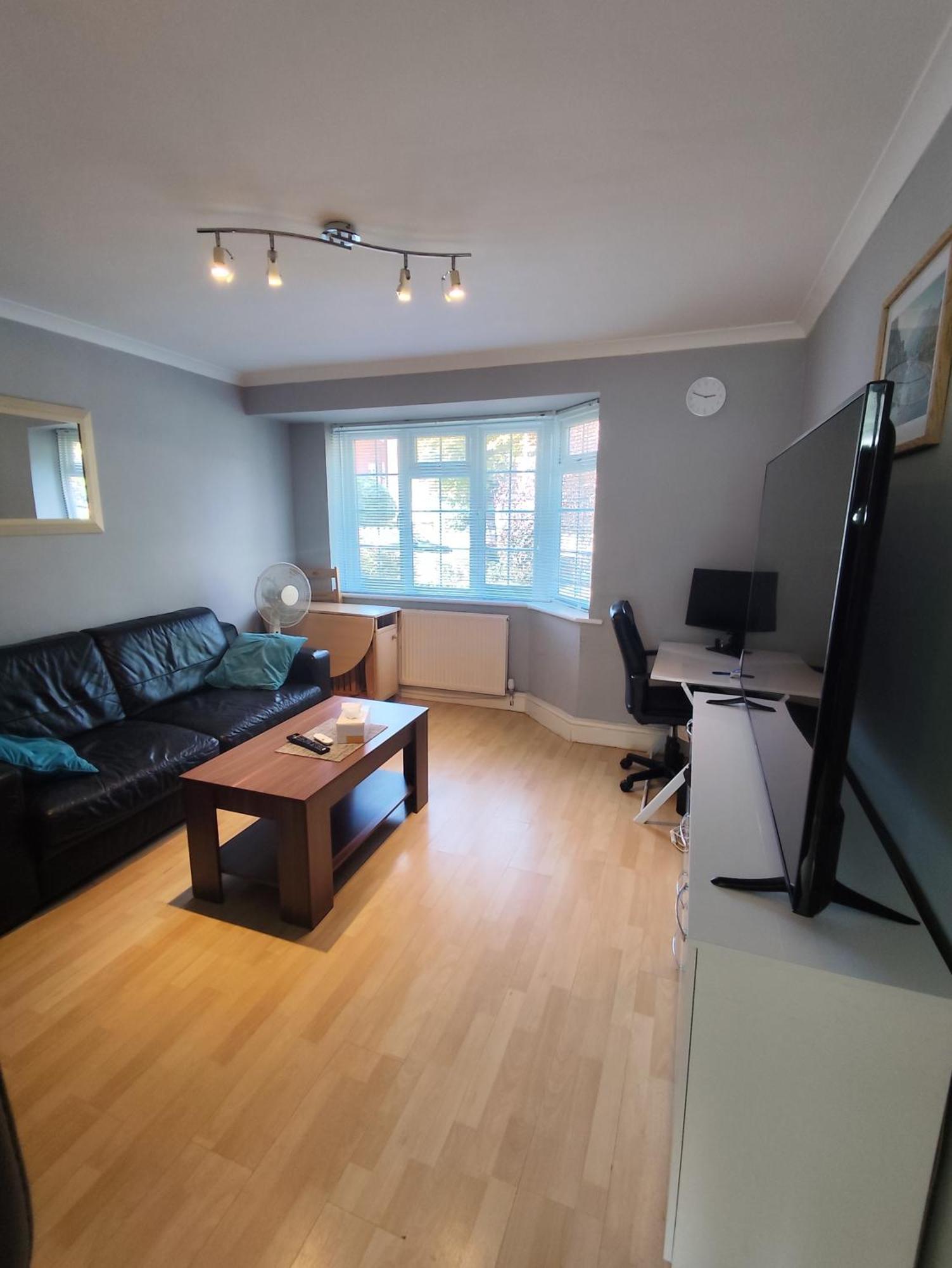 2 Bed Flat Near Station With Parking&Comgarden Leilighet Sutton  Eksteriør bilde