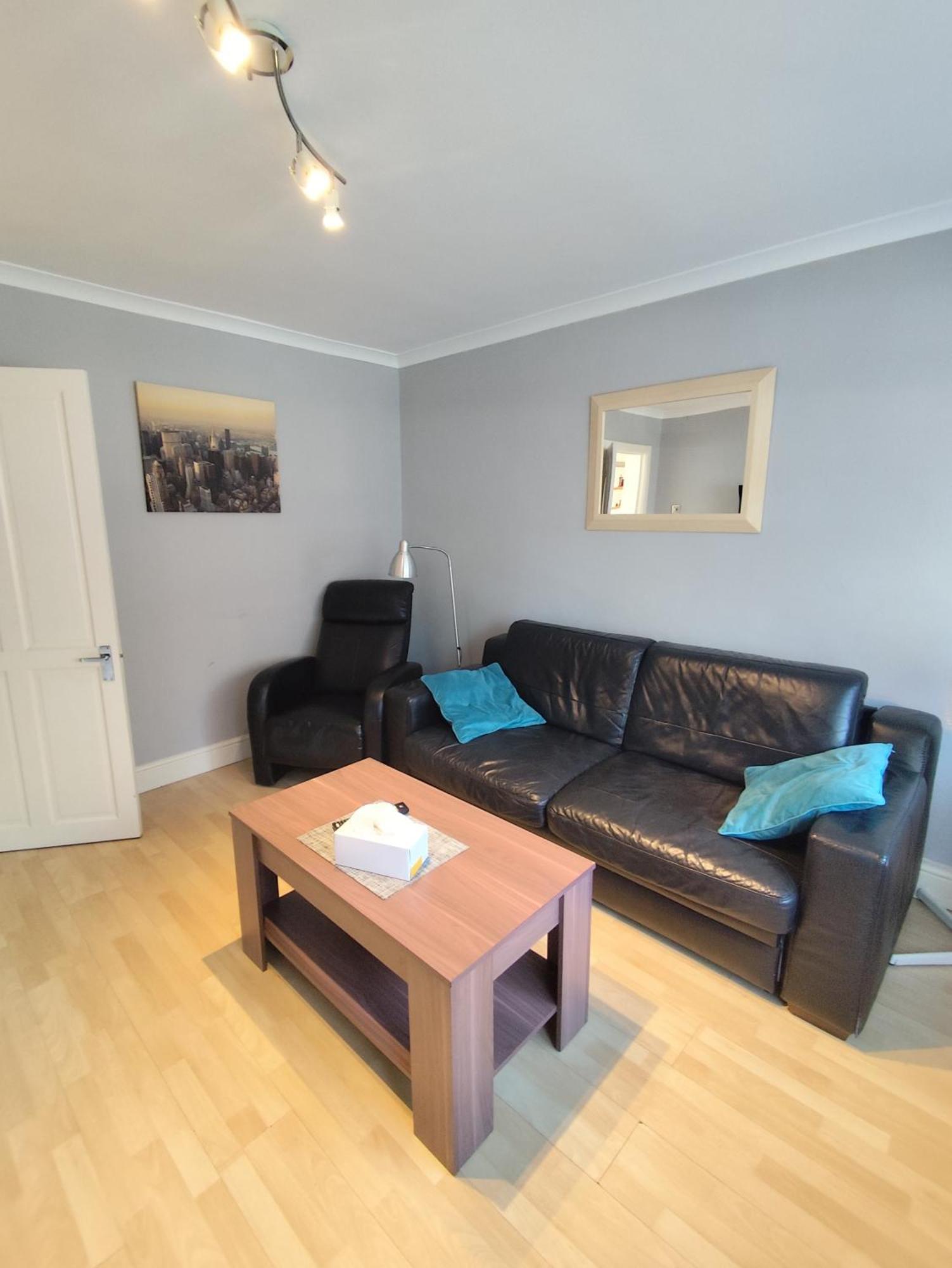 2 Bed Flat Near Station With Parking&Comgarden Leilighet Sutton  Eksteriør bilde
